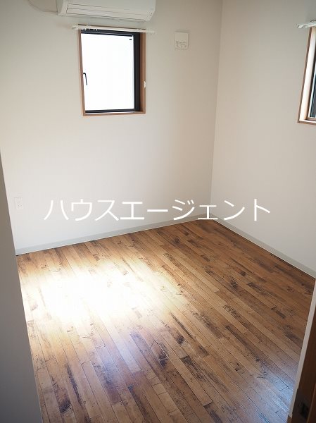 その他部屋・スペース　2階には、居室が2つ。ベットルーム・書斎？子供部屋？