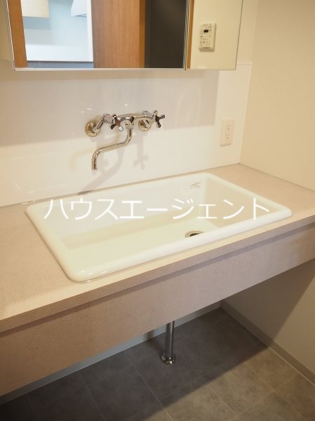 洗面設備　大きな洗面台にしました。