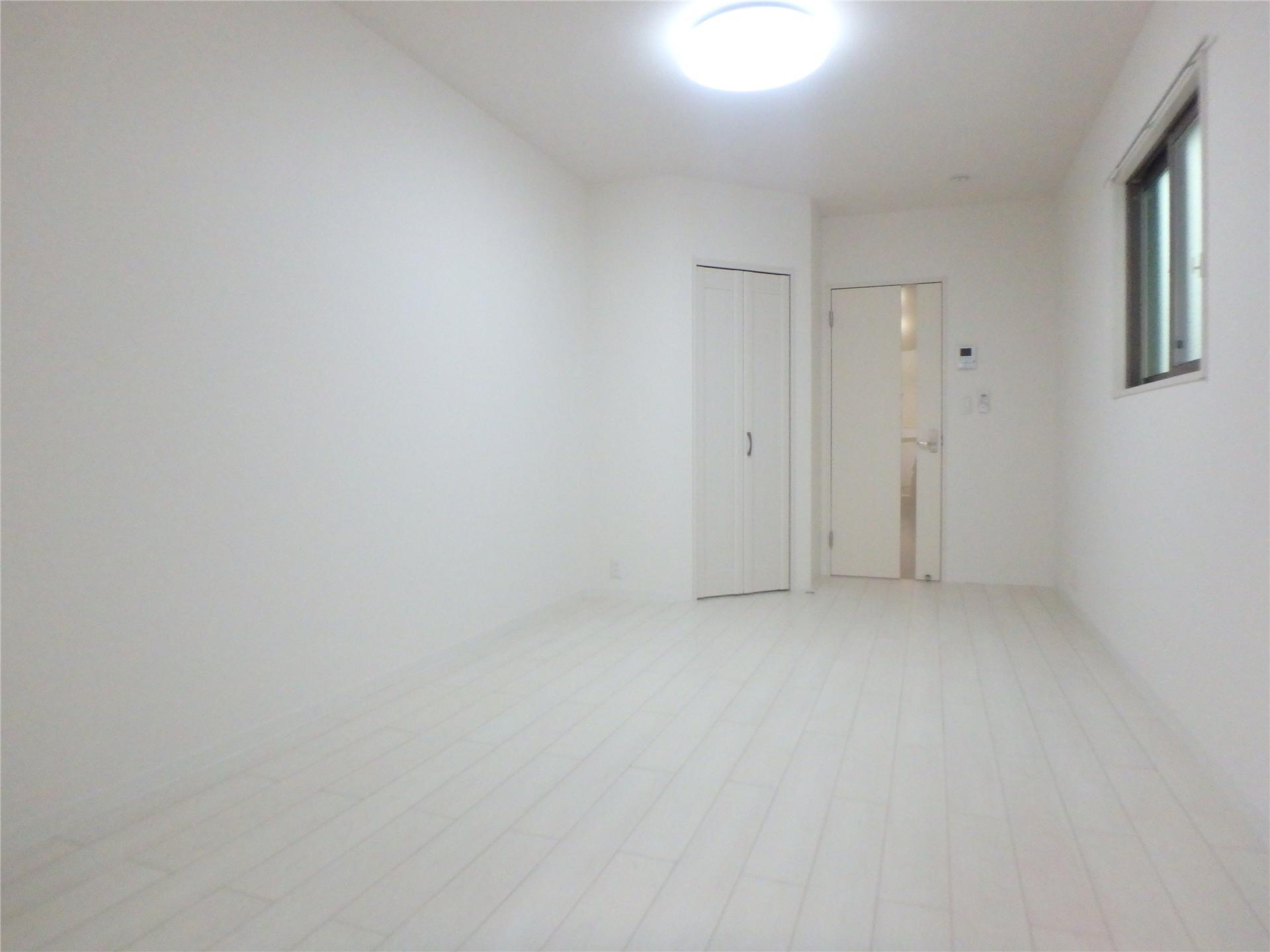 居室・リビング　白を基調としたフローリングのお部屋です