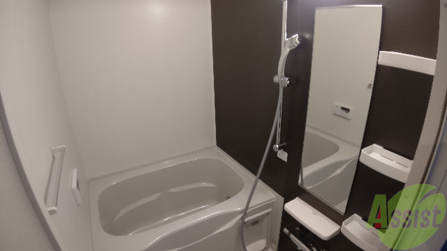 バス・シャワールーム　広い浴槽スペースに小物を置ける棚があるのは良さそうですね。