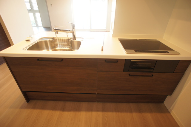 キッチン　システムキッチンは調理スペースも広くストレスなくお料理可能♪