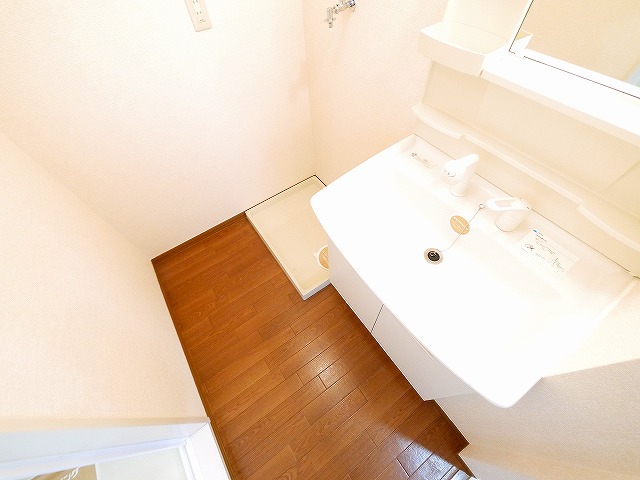 洗面設備　明るい洗面所です