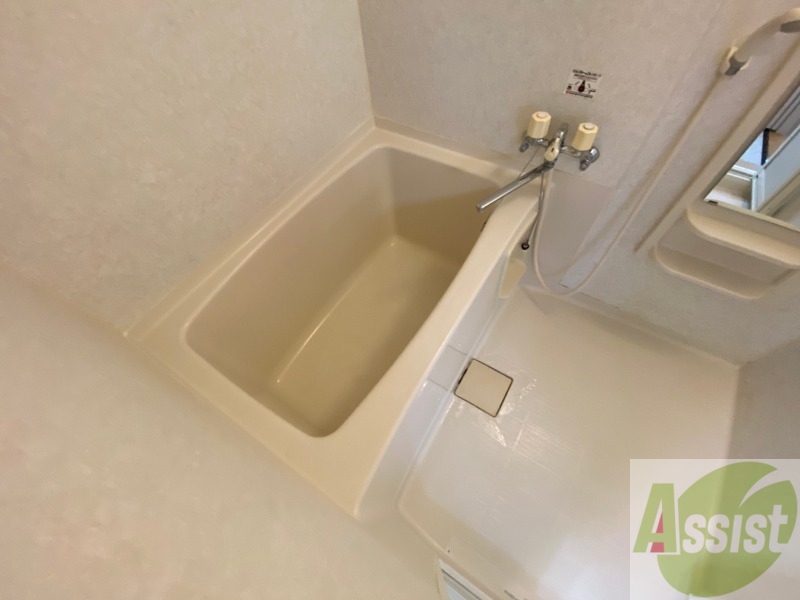 バス・シャワールーム　バスルームは狭すぎず、シャワーも浴びやすそうです。