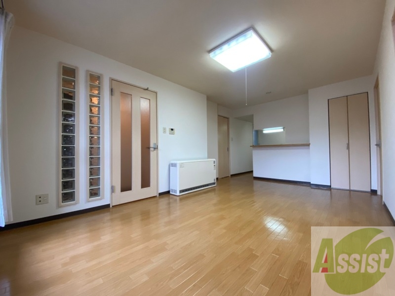 居室・リビング　白さが清潔感を出してくれます。お部屋も明るいですね。