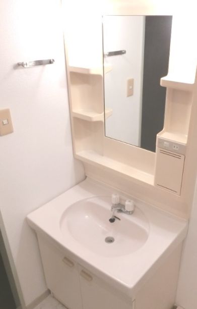 洗面設備　独立洗面台、朝の身支度には欠かせません