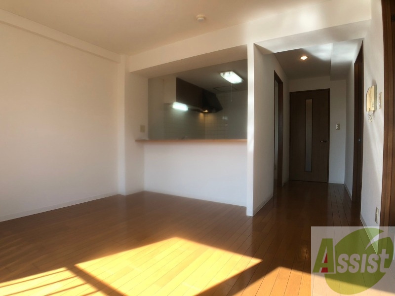 居室・リビング　リビングです。木目のフローリングが落ち着きますね。