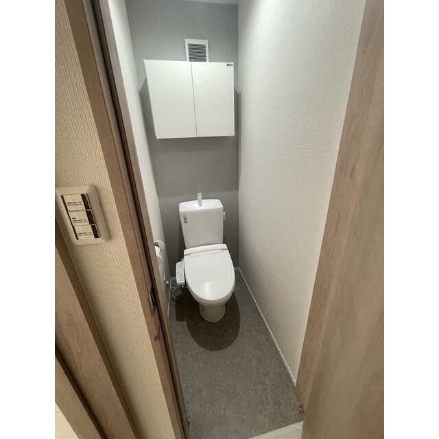トイレ　トイレは暖房便座がついているので寒い朝でも快適にトイレを使え