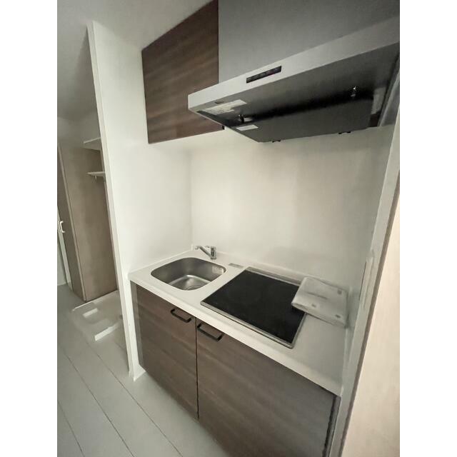 キッチン　キッチンには吊戸棚があり、下部の収納と合わせて様々な物が入れ