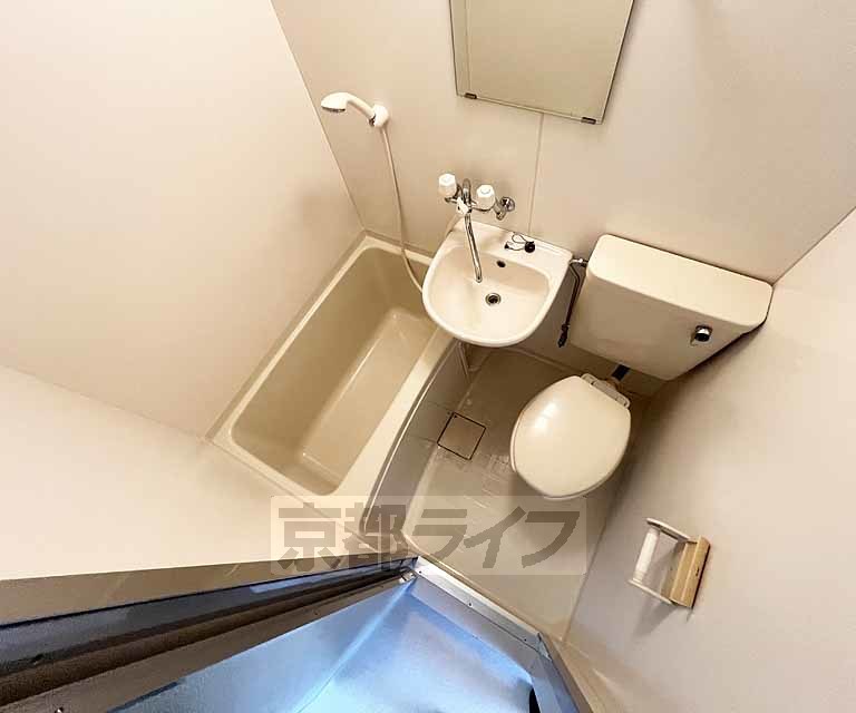 バス・シャワールーム　白をベースとした落ち着いた雰囲気です