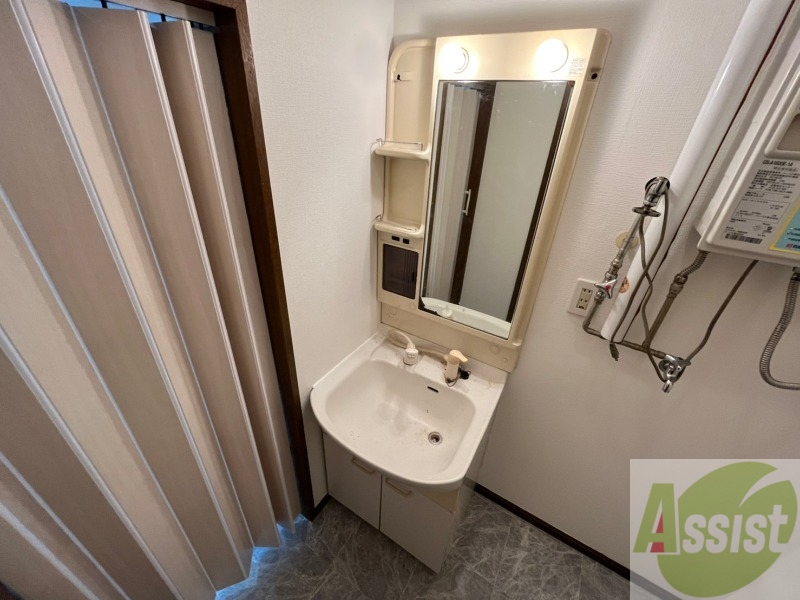 洗面設備　シャンプードレッサー。身支度はここでばっちりですね。