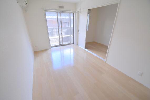 居室・リビング　白を基調とした内装でおしゃれで、落ち着ける空間です。