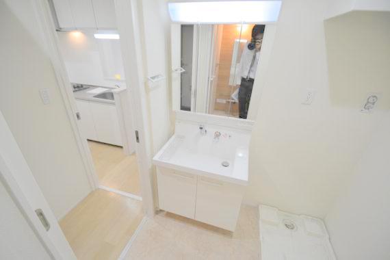 洗面設備　身支度が出来る独立洗面台です。