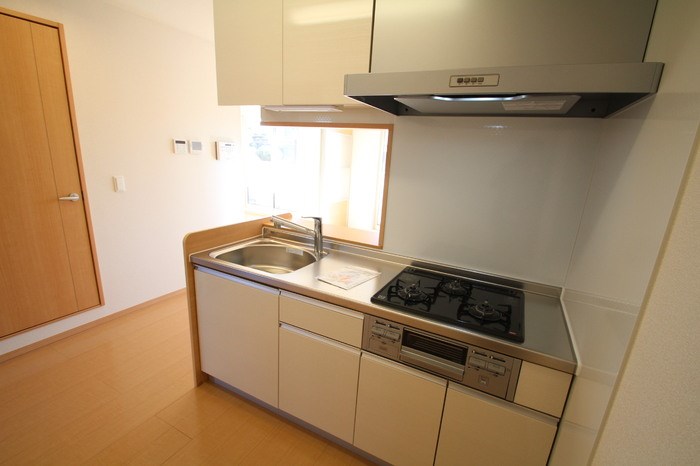 キッチン　システムキッチンにはグリル+三口コンロ付き♪