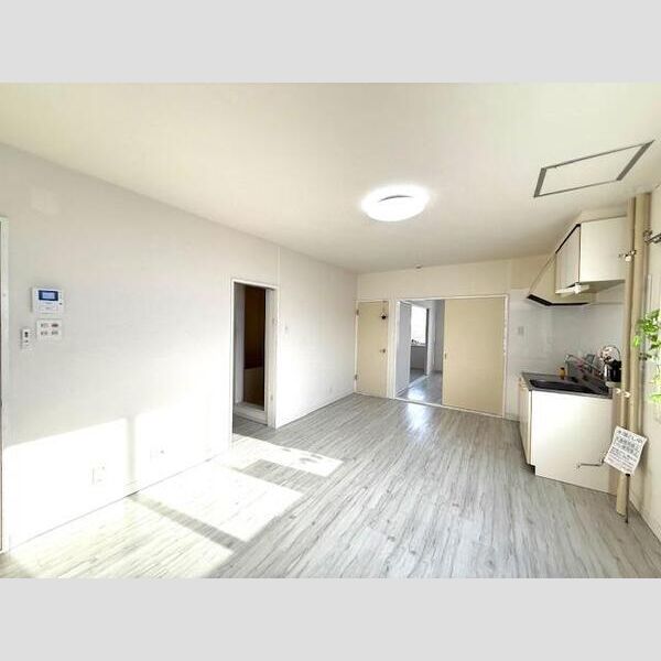 居室・リビング　明るいリビング