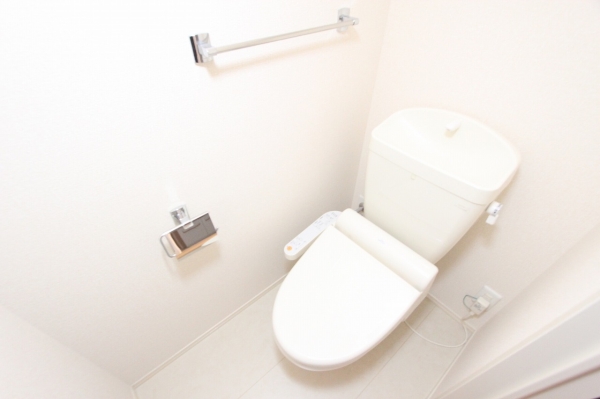 トイレ　温水シャワー付きトイレです
