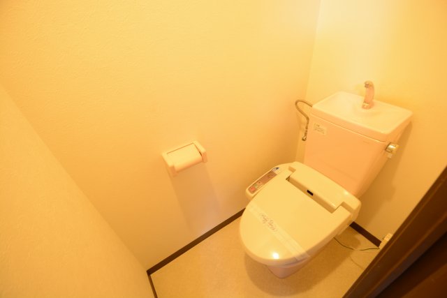 トイレ　温水洗浄便座付きのトイレです♪