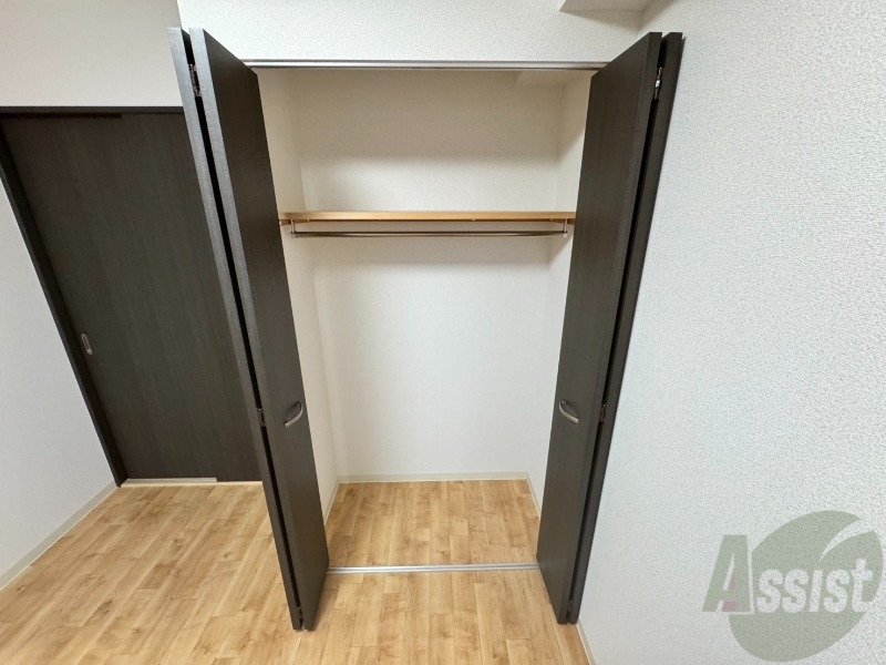 収納　クローゼットを開けてみました。奥行きがありますね。