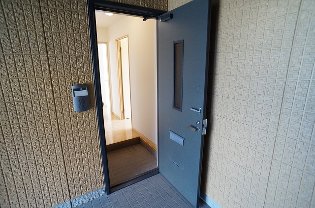 玄関　（A-102号室写真）