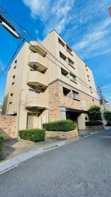 建物外観　鉄筋コンクリート造・総戸数は56戸です。