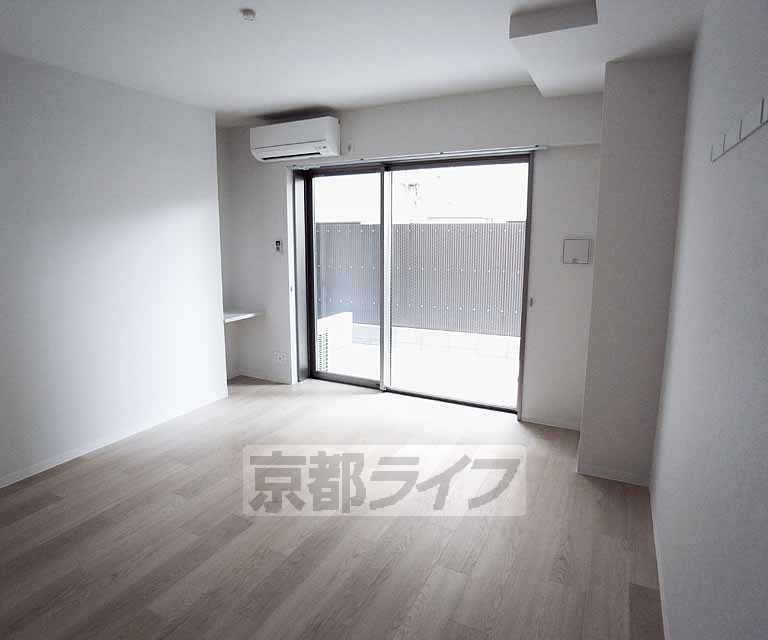 居室・リビング　清潔でスタイリッシュなお部屋ですね
