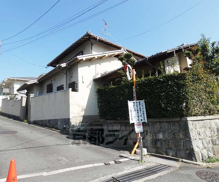 建物外観　角地の貸家です。