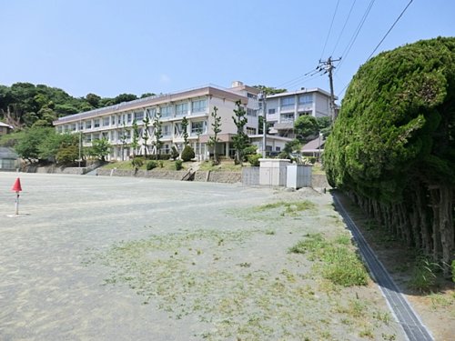 中学校　横須賀市立北下浦中学校（中学校）まで481m