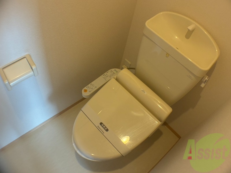 トイレ　温水洗浄付便座になっており、どなたも快適にご利用できます。