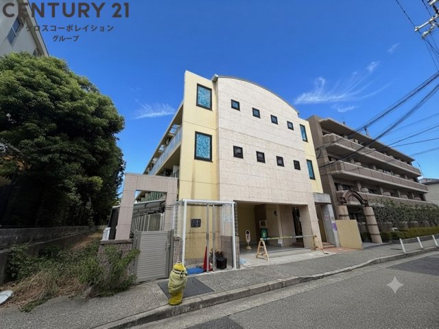 建物外観　オートロックで外部の人間が簡単に出入りできないため安心です。
