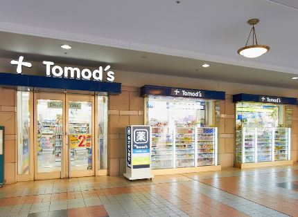 ドラックストア　トモズ 恵比寿 ガーデンプレイス店（ドラッグストア）まで661m