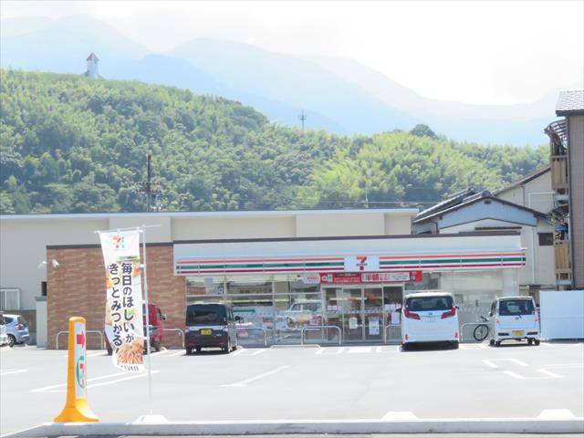 コンビニ　セブンイレブン（コンビニ）まで1755m