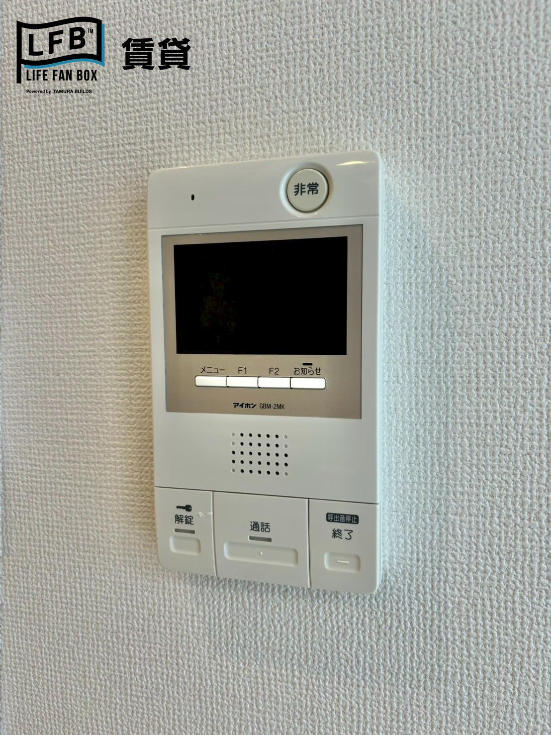 セキュリティ　※207号室の室内写真です。壁紙や床の色、仕様・設備が異なる