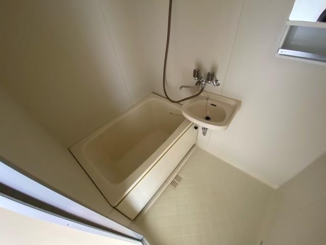 バス・シャワールーム　同タイプの別部屋の写真です