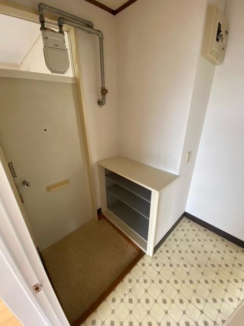 玄関　同タイプの別部屋の写真です