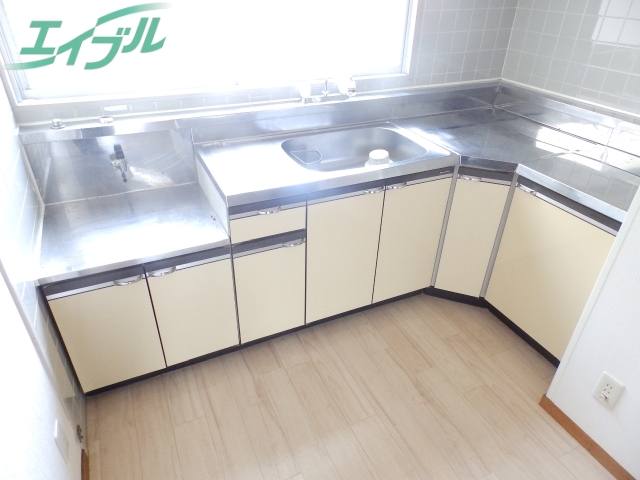 キッチン　同物件別部屋の写真