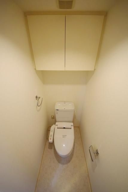トイレ　温水洗浄便座付トイレです