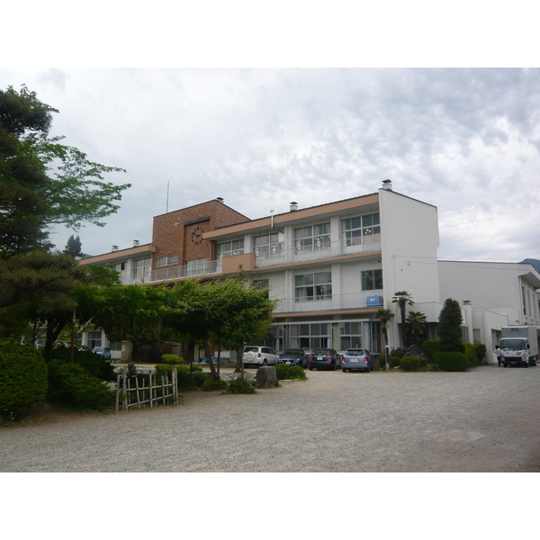 小学校　飯田市立伊賀良小学校（小学校）まで1056m