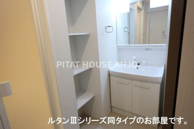 洗面設備　コンパクトで使いやすい洗面所