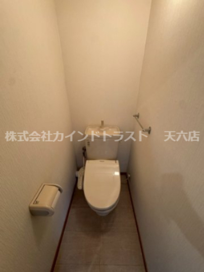 トイレ　落ち着いた色調のトイレです