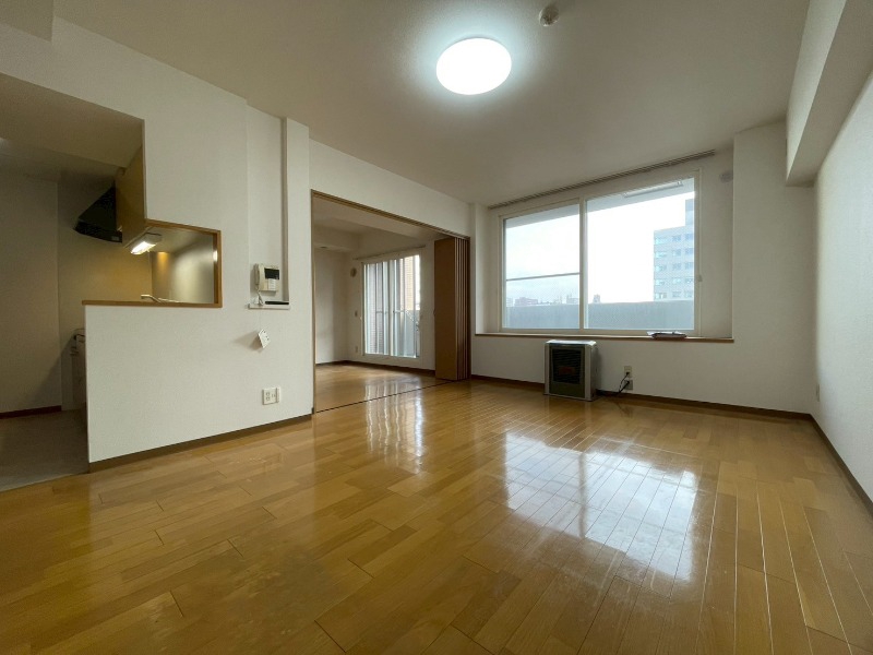居室・リビング　リビングです。白を基調としていてお部屋全体が明るいですね！