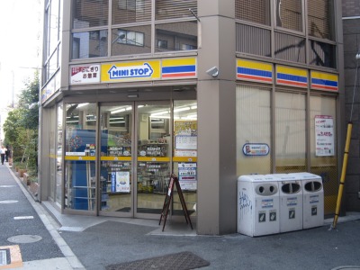 コンビニ　ミニストップ 南青山6丁目店（コンビニ）まで317m