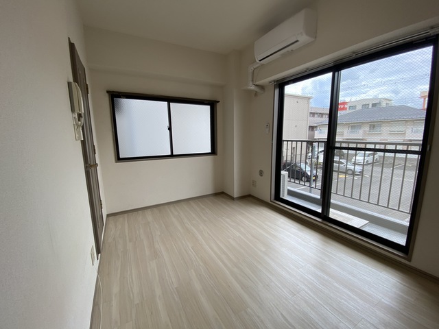 居室・リビング　前面開けていて明るいお部屋です