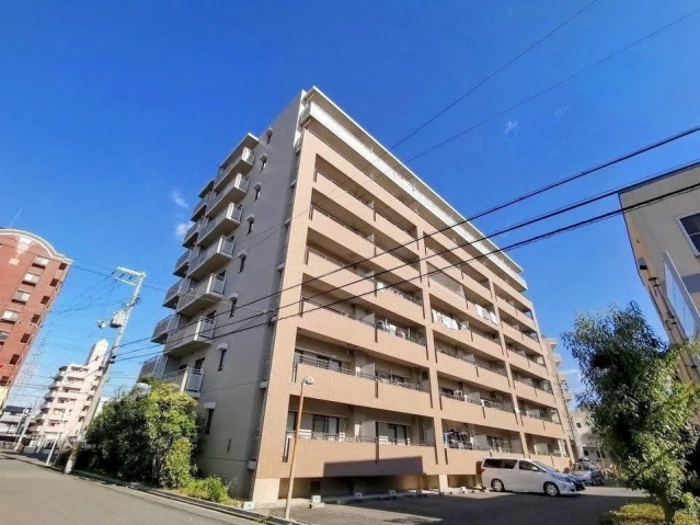 建物外観　敷地内駐車場8.000円（税別）～