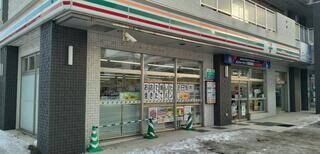 コンビニ　セブンイレブン札幌宮の沢駅前店（コンビニ）まで379m