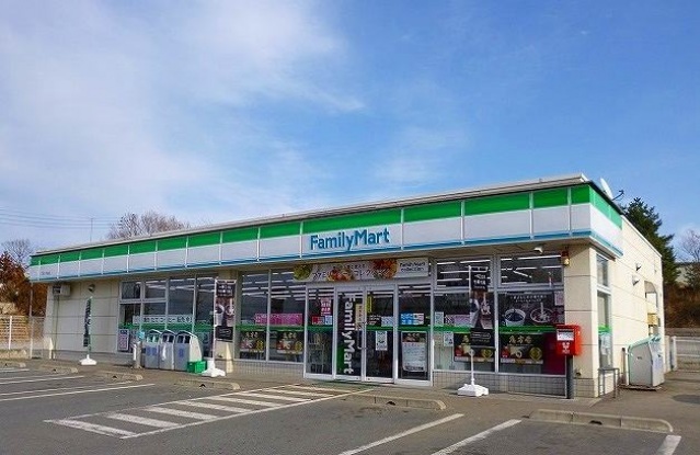コンビニ　ファミリーマート二宮久下田店（コンビニ）まで673m