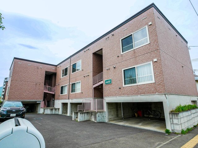 建物外観　レンガ風の落ち着いた雰囲気の外観です！