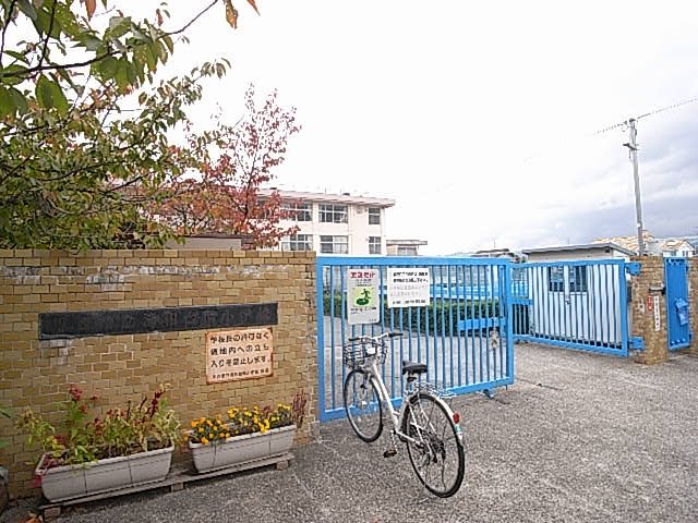 中学校　川西市立清和台中学校（中学校）まで948m