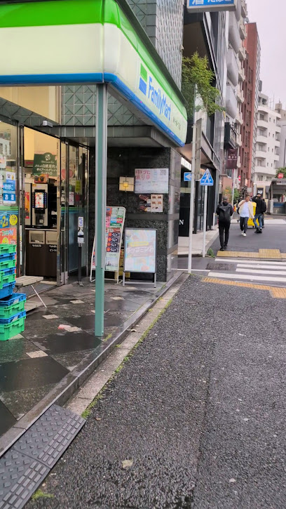 コンビニ　ファミリーマート 麻布十番一丁目店（コンビニ）まで193m