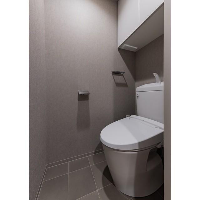 トイレ　落ち着いた色調のトイレです