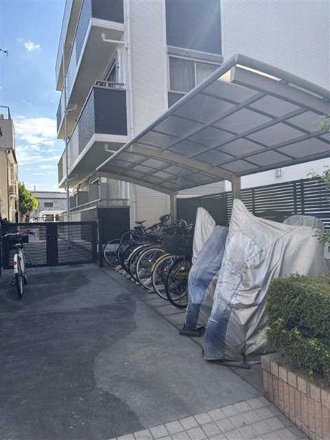 ロビー　屋根付き駐輪場