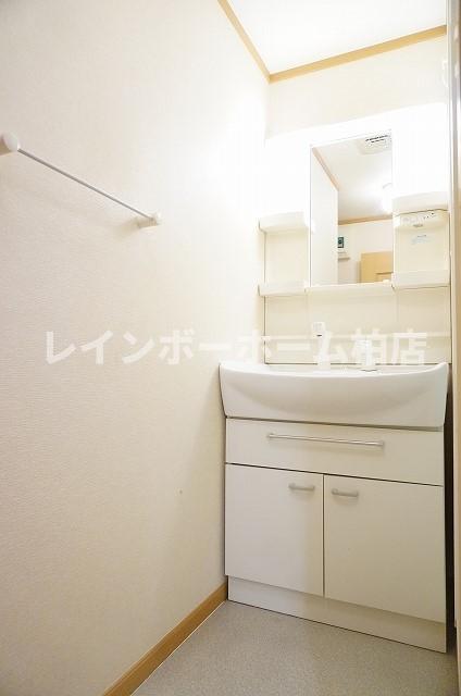 洗面設備　シャワー付き洗面台です